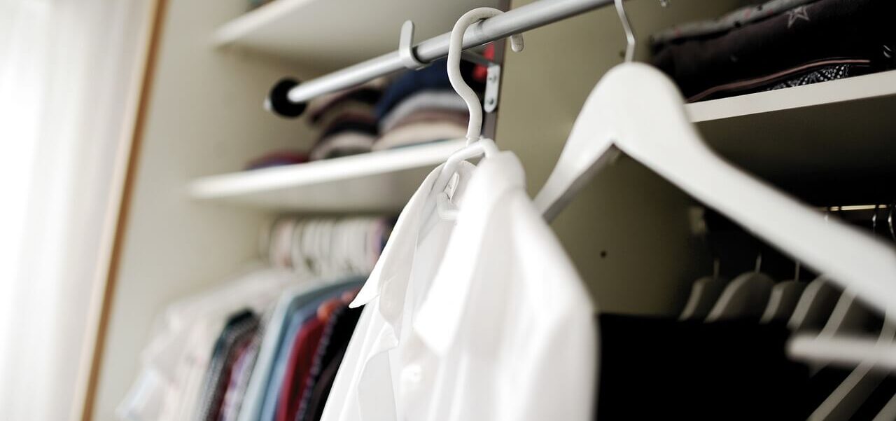 Άσπρο πουκάμισο κρεμασμένο μπροστά σε ντουλάπα με ρούχα που μυρίζουν άσχημα