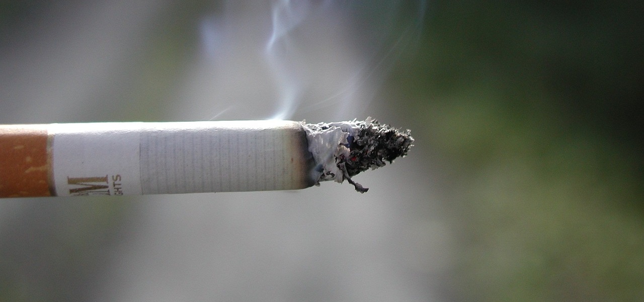 Αναμμένο τσιγάρο σε κοντινό πλάνο που παράγει άσχημη μυρωδιά καπνού